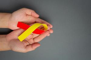Bewusstsein zum Welthepatitis-Tag mit rot-gelbem Band foto