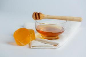 natürliche Hautpflegeseife und -serum mit Honig und Waben gelegt foto