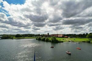 hoch Winkel Aufnahmen von Menschen sind Bootfahren beim Caldecotte See gelegen beim Milton Schlüssel Stadt von England großartig Großbritannien Vereinigtes Königreich. das Antenne Landschaft war gefangen auf August 21., 2023 mit Drohnen Kamera foto