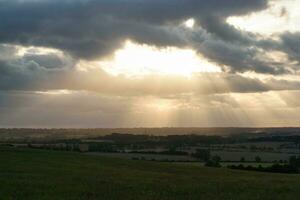 hoch Winkel Aufnahmen von die meisten schön natürlich Orange Sonnenuntergang mit Orange Wolken und Himmel Über Luton Stadt von England Vereinigtes Königreich. Bild war gefangen mit Drohnen Kamera auf August 19., 2023 foto