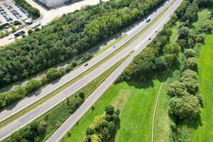 hoch Winkel Aufnahmen von britisch Straße und der Verkehr beim Caldecotte See von Milton Schlüssel Stadt von England großartig Großbritannien, schön Aussicht gefangen auf August 21., 2023 mit Drohnen Kamera während sonnig Tag foto