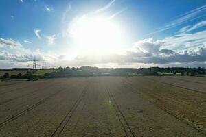 hoch Winkel Panorama- Landschaft Aussicht von britisch landwirtschaftlich Bauernhöfe beim Landschaft Landschaft von Spitzer Klöppel, Luton Stadt von England Vereinigtes Königreich. Aufnahmen gefangen auf August 19., 2023 foto