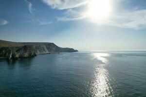 die meisten schön Aussicht von britisch Landschaft und Meer Aussicht von durdle Tür Strand von England großartig Großbritannien, Vereinigtes Königreich. Bild war gefangen mit Drohnen Kamera auf September 9., 2023 foto