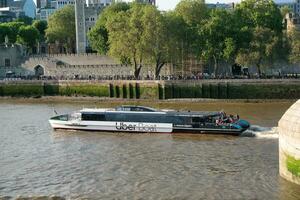 Beste Aussicht von Boot Über Fluss Themse Wasser beim London Brücke, Hauptstadt Stadt von England großartig Großbritannien. das Bild war gefangen Juni 4., 2023 foto