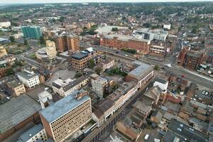 Antenne Aussicht von beleuchtet Innenstadt Gebäude, Straßen und zentral Luton Stadt von England Vereinigtes Königreich beim Anfang von klar Wetter Nacht von September 5., 2023 foto