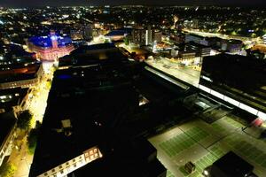 Antenne Aussicht von beleuchtet Innenstadt Gebäude, Straßen und zentral Luton Stadt von England Vereinigtes Königreich beim Anfang von klar Wetter Nacht von September 5., 2023 foto