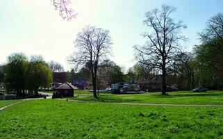 niedrig Winkel Aussicht von Krieg Museum und Öffentlichkeit Park von Luton Stadt von England großartig Großbritannien, Bild gefangen auf ein sonnig Tag von April 19., 2023 foto