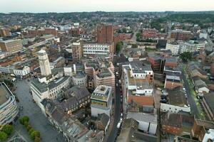 Antenne Aussicht von beleuchtet Innenstadt Gebäude, Straßen und zentral Luton Stadt von England Vereinigtes Königreich beim Anfang von klar Wetter Nacht von September 5., 2023 foto