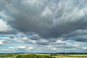 die meisten schön hoch Winkel Aussicht von dramatisch Himmel und Wolken Über britisch Landschaft Landschaft während Sonnenuntergang foto