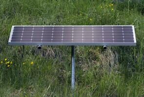 Solar- Panel im das Gras foto