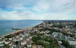 Antenne Aussicht von die meisten schön und attraktiv Tourist Ziel beim Bournemouth Stadt sandig Strand von England großartig Großbritannien, Bild war gefangen mit Drohnen Kamera auf August 23., 2023 während sonnig Tag. foto