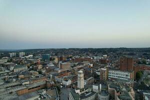 Antenne Aussicht von beleuchtet Innenstadt Gebäude, Straßen und zentral Luton Stadt von England Vereinigtes Königreich beim Anfang von klar Wetter Nacht von September 5., 2023 foto