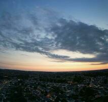 die meisten schön Aussicht von Himmel und dramatisch Wolken Über Luton Stadt von England Vereinigtes Königreich während Sonnenuntergang. foto