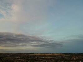 hoch Winkel Aussicht von schön Wolken und Himmel Über Luton Stadt während Sonnenuntergang foto