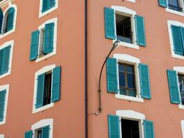 Grün Fensterläden auf farbig Fassade foto