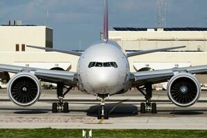 ohne Titel Passagier Flugzeug beim Flughafen. Luftfahrt Industrie und Flugzeug. Luft Transport und Flug Reise. International Transport. fliegen und fliegend. kreativ Fotografie. foto