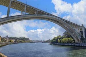Bild von das Brücke ponte da arrabida Über das Douro Fluss in der Nähe von porto foto
