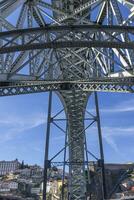 Vertikale Panorama- Bild von das Belastbarkeit Metall Struktur von das ponte dom Luis Brücke während das tagsüber foto