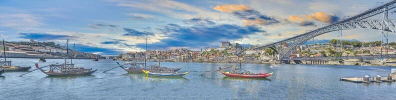 Panorama- Aussicht Über das Douro Fluss mit das Stadt von porto und das Brücke ponte dom Luis während das Tag foto