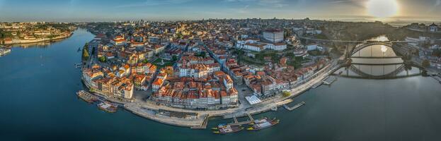 Drohne Panorama Über das Stadt von porto und das Douro Fluss beim Sonnenaufgang foto