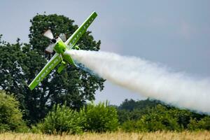 kommerziell Flugzeug beim Flughafen und Flugplatz. klein und Sport Flugzeug. Allgemeines Luftfahrt Industrie. vip Transport. bürgerlich Nützlichkeit Transport. fliegen und fliegend. foto