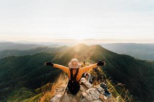 Provinz Kanchanaburi, Thailand, 2021 - Frau auf dem Berg Khao Chang Phuak foto