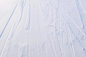 Skipiste im weißen und blauen Schnee auf der Bergoberfläche foto