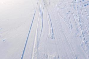 Skipiste im weißen und blauen Schnee auf der Bergoberfläche foto