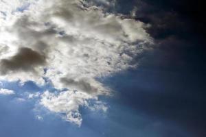 dunkle und glänzende weiche Wolken am Himmel foto