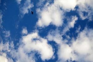 dunkle und glänzende weiche Wolken am Himmel foto