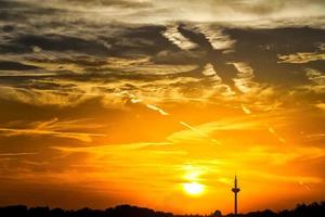 dunkle und weiche Wolken am Himmel foto