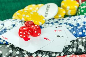 Glücksspiel mit roten Würfeln Pokerkarten und Münzen foto