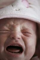 Neugeborenes weint und schreit foto