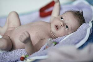 glückliches neugeborenes kleines baby smilling foto