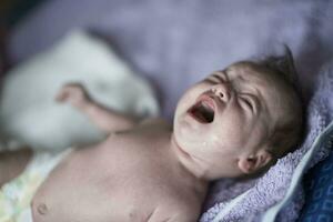 glückliches neugeborenes kleines baby smilling foto