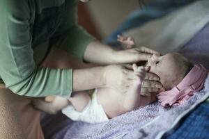 glückliches neugeborenes kleines baby smilling foto