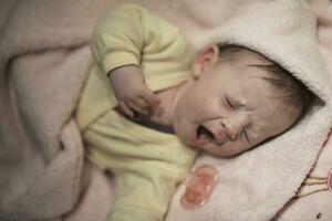 neugeborenes baby, das zu hause im bett schläft foto