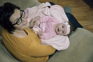 mutter spielt zu hause mit baby foto