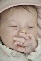 neugeborenes baby, das zu hause im bett schläft foto