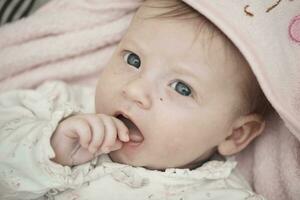 glückliches neugeborenes kleines baby smilling foto