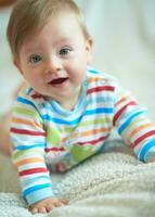 süßes kleines neugeborenes baby lächelt foto