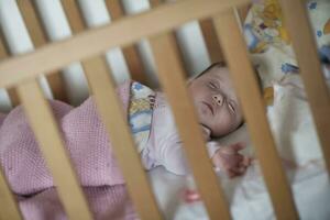 neugeborenes baby, das zu hause im bett schläft foto