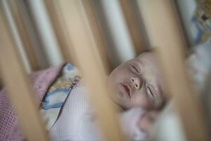 neugeborenes baby, das zu hause im bett schläft foto