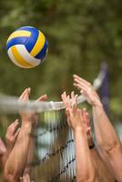 gruppe junger freunde, die beachvolleyball spielen foto