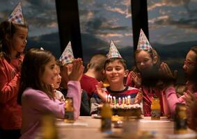 kleiner Junge mit Geburtstagsfeier foto