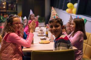 der junge feiert freudig seinen geburtstag foto