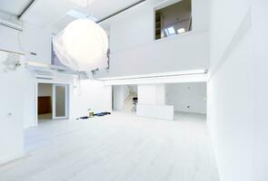 Innenraum einer leeren, stilvollen, modernen, offenen Wohnung auf zwei Ebenen foto