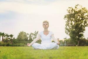 Frau macht Yogaübungen foto