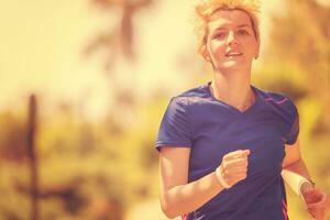 junge läuferin training für marathon foto