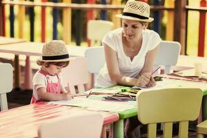 mutter und kleine tochter zeichnen bunte bilder foto